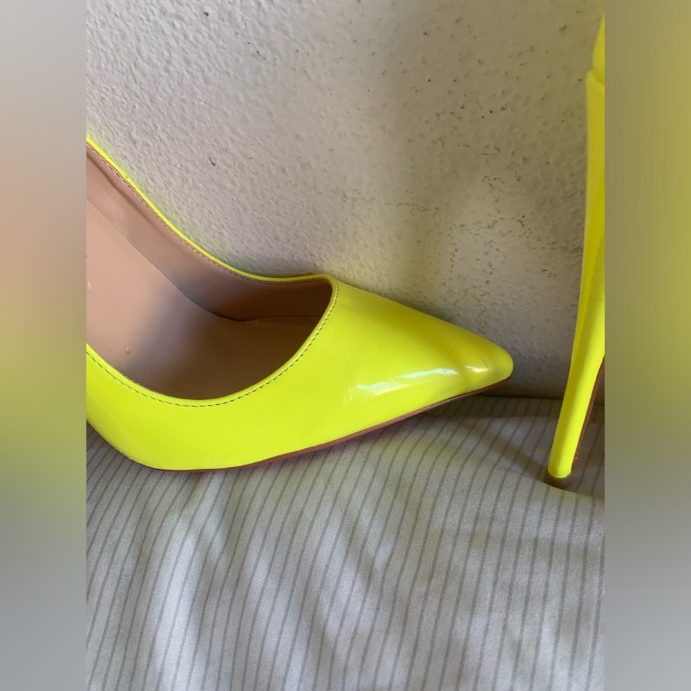 Christian Louboutin So Kate Patent Leather Neon Yellow Pumps Size EU 39 8.5 - Picture 7 of 12